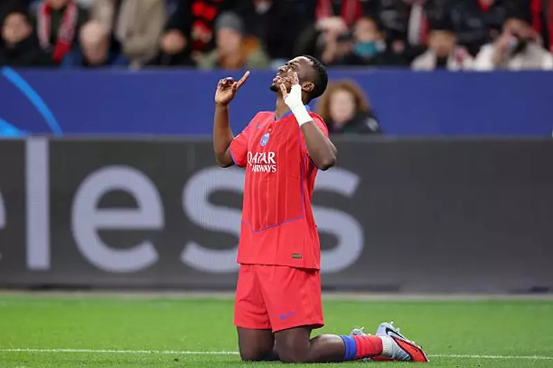 بعد 5139 دقيقة.. باتشو يسجل أول أهدافه مع باريس سان جيرمان