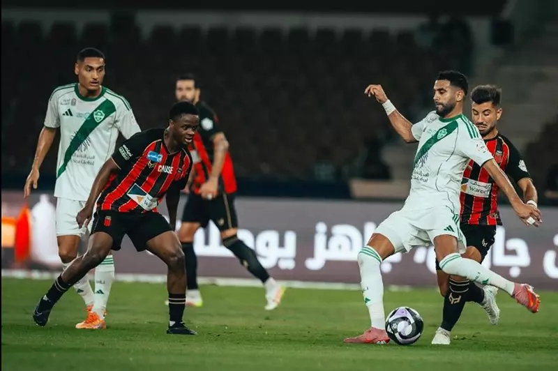 مباراة جنونية في الـ+90.. الأهلي يتعثر أمام الرياض بالدوري السعودي