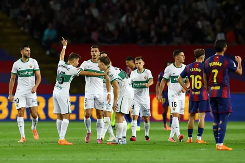 رغم الخسارة.. إلتشي "الشجاع" يخرج برقم إيجابي من ملعب برشلونة